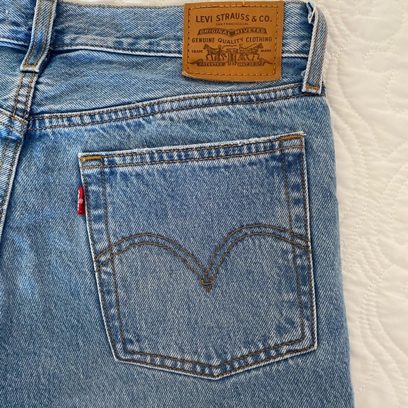 Levi’s Wedgie Straight Distressed - Picture 3 of 4